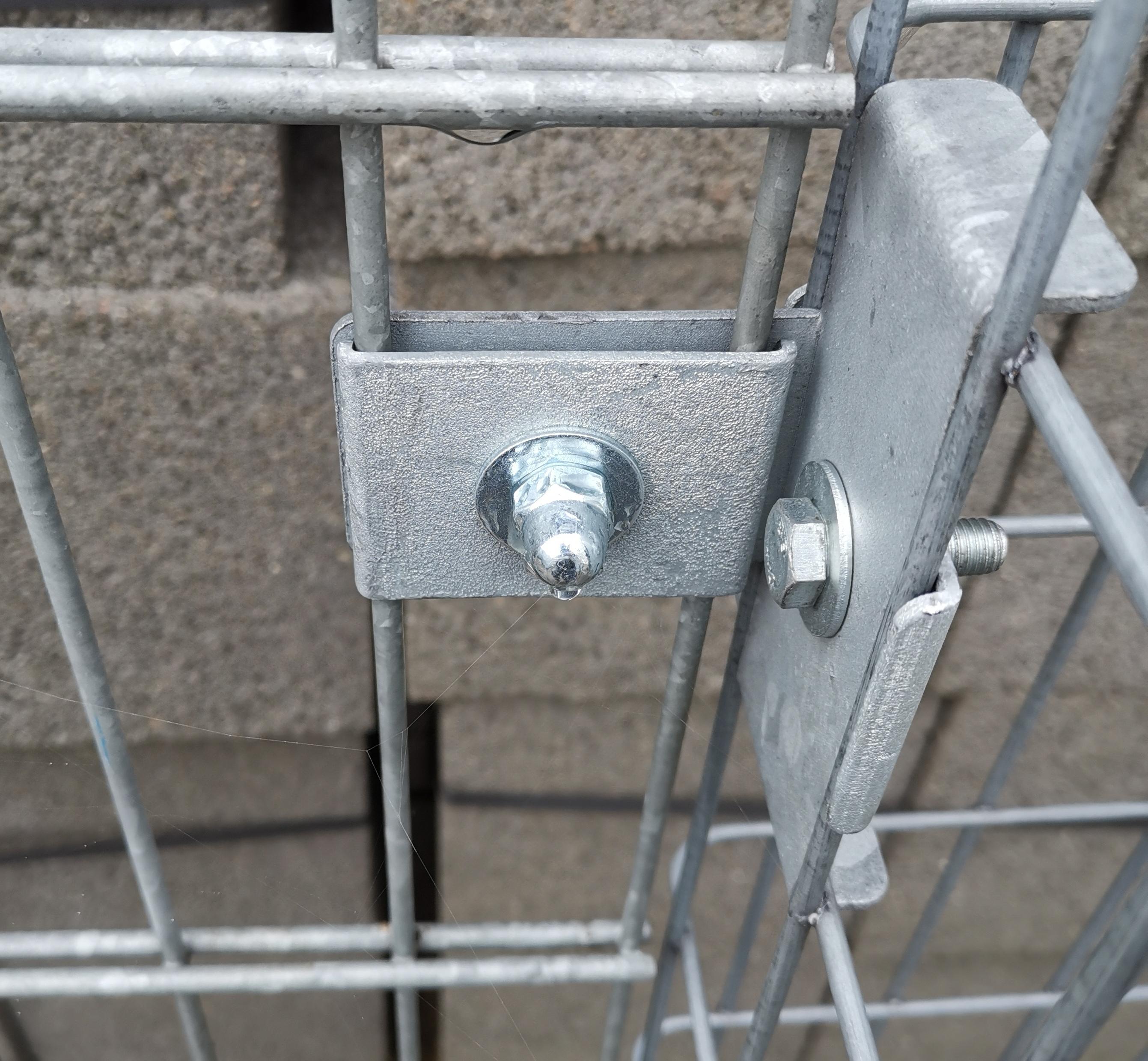 Klämma med staketfäste 5 x 10 cm, för dubbelt trådnät, galvaniserad