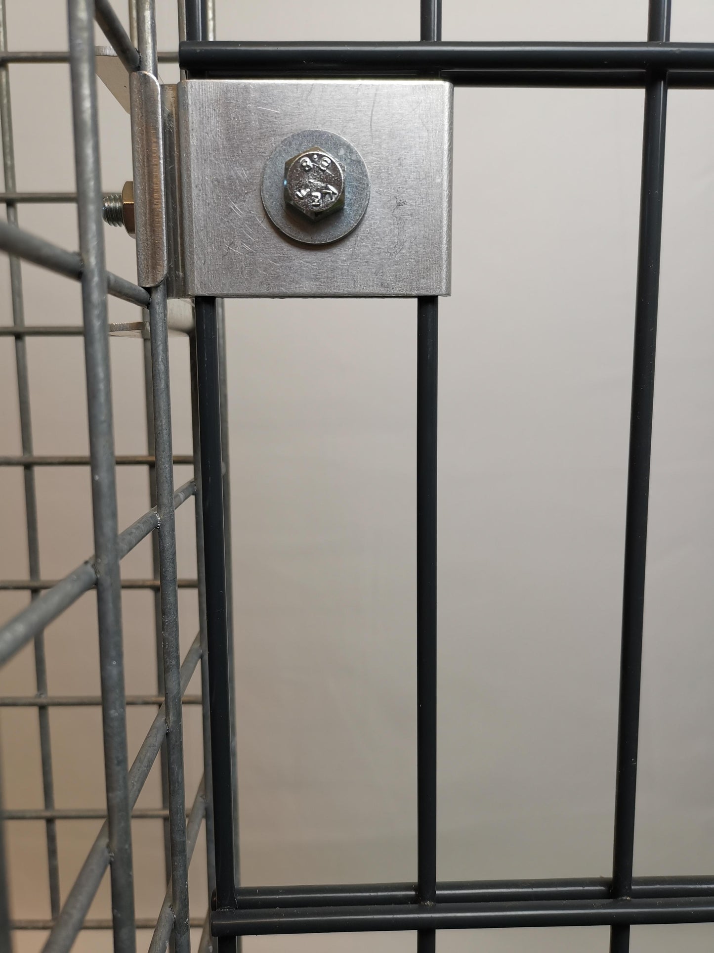 Klämma med staketfäste 5 x 5 cm för dubbelt trådnät, aluminium