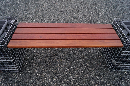 Panchina in gabbioni con 3 colonne di fiori - legno di Cumaru, 205 cm di lunghezza x 60 cm di altezza x 37 cm di profondità, zincato a caldo, MW 5 x 5 cm
