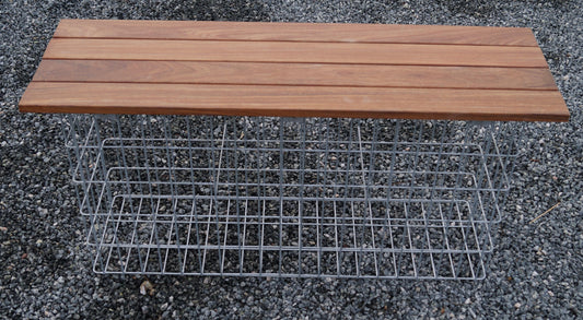 Banco de gabiões em madeira de Cumaru, 115 cm de comprimento x 50 cm de altura x 42 cm de profundidade, galvanizado a quente, MW 5 x 10 cm